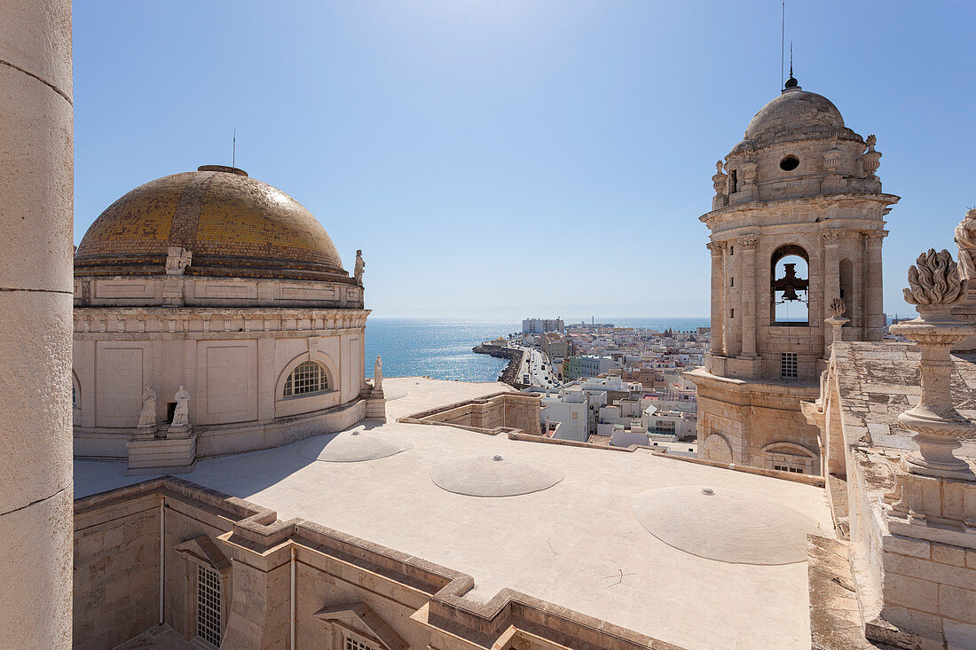 Blick auf die Kathedrale von Cádiz vom Glockenturm aus, Cádiz, Provinz Cádiz, Andalusien, Spanien
