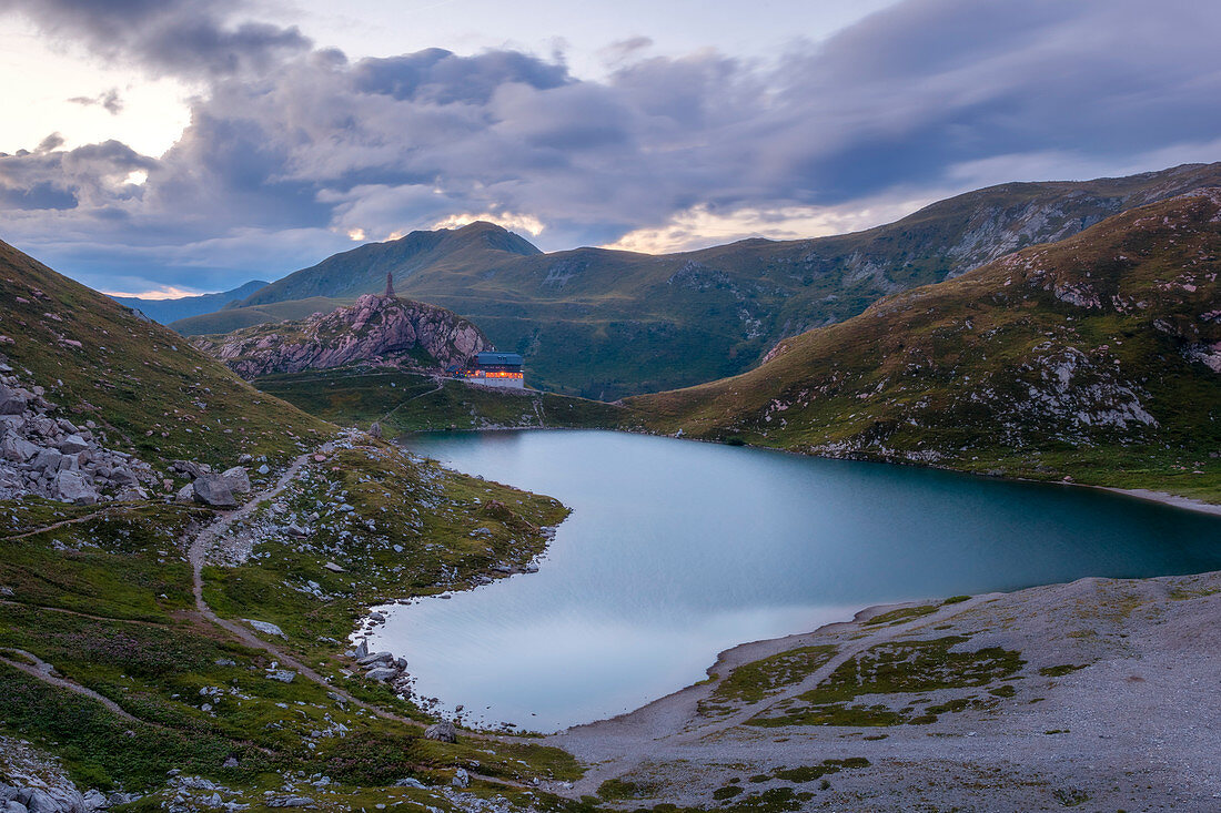 Abenddämmerung am Wolayer See mit der Wolayersee-Hütte, Karnischen Alpen, Lesachtal, Kärnten, Österreich