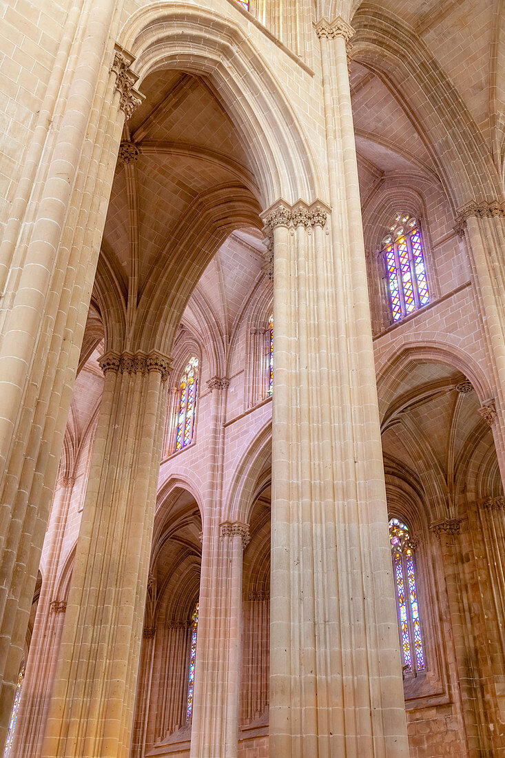 Die Säulen des Kirchenschiffs des Batalha-Klosters (Mosteiro da Batalha), Gemeinde Batalha, Distrikt Leiria, Provinz Estremadura, Portugal