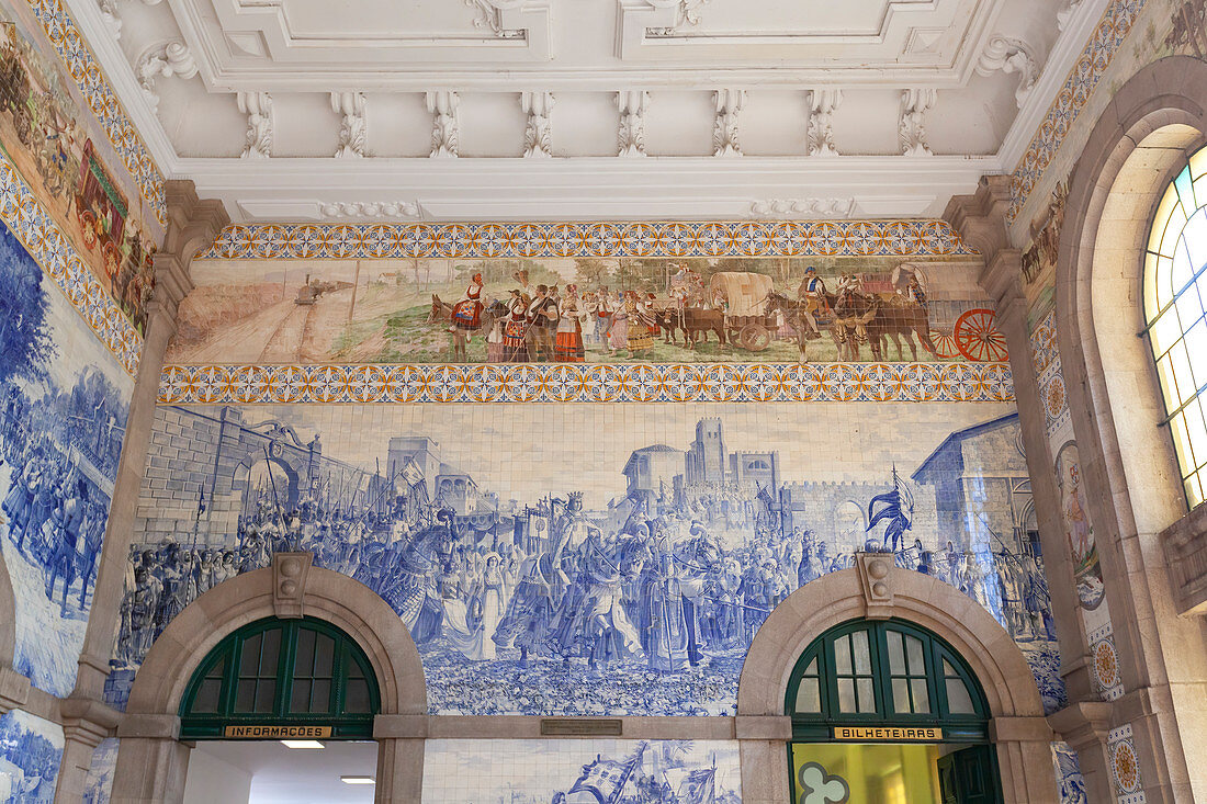 Inneres des Bahnhofs von São Bento (estação ferroviária de São Bento), Porto, Region Norte, Portugal