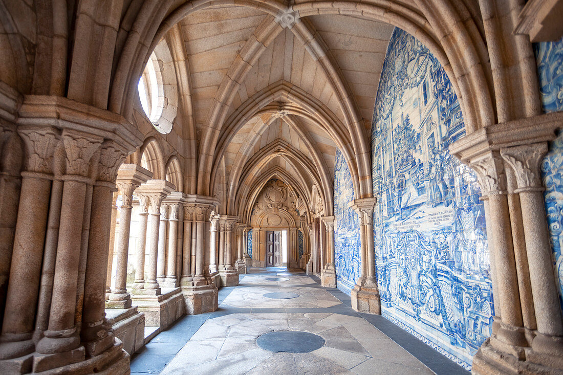 Das Azulejo-Wandgemälde in den Kreuzgangarkaden der Kathedrale von Porto (Sé do Porto), Porto, Region Norte, Portugal