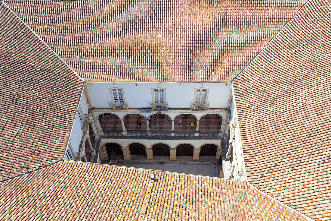 Der Innenhof der Universität von Coimbra von der Spitze des Turms aus gesehen, Coimbra, Bezirk Coimbra, Region Centro, Portugal