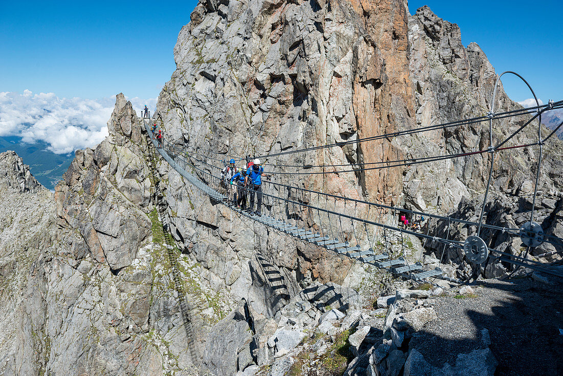 Tibetische Brücke auf dem Sentiero dei Fiori im Adamello-Park, Provinz Brescia, Lombardei, Italien, Europa