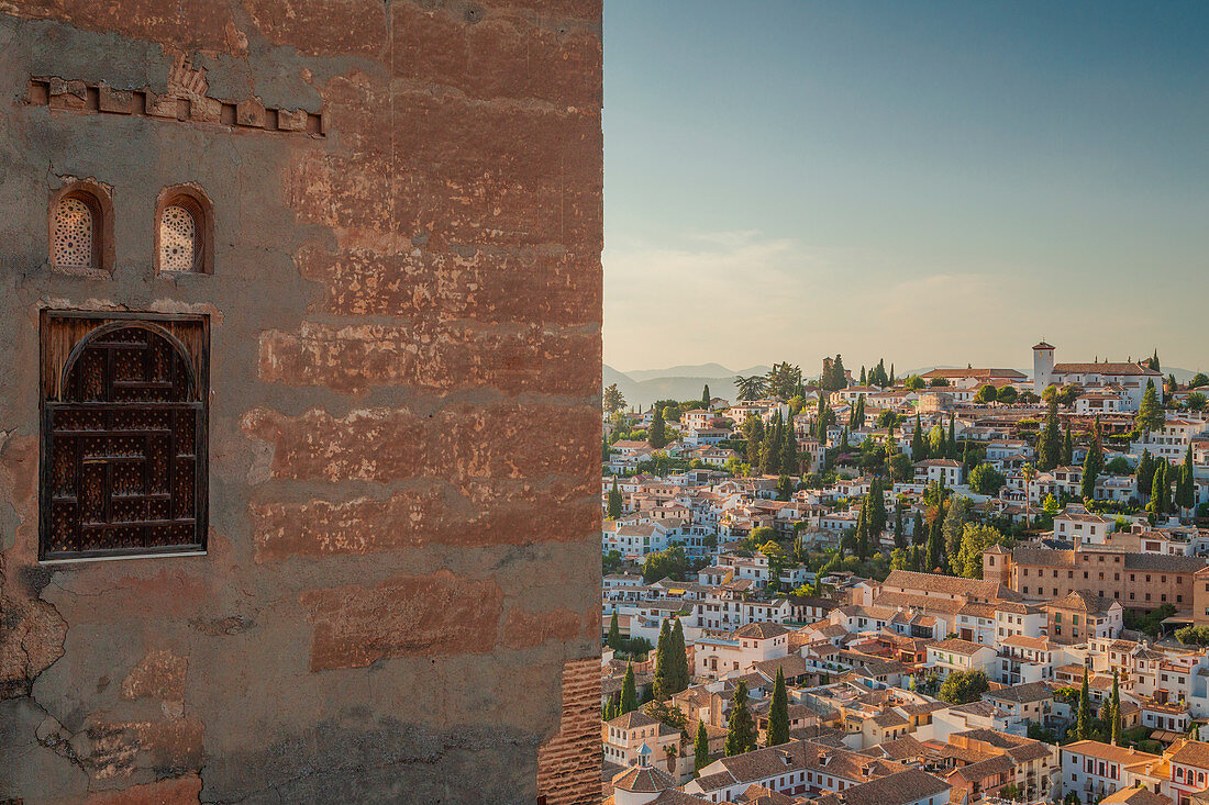 Ein Detail der Nasrides-Paläste mit dem historischen Albaicin-Viertel, Nasrides-Paläste, Alhambra, Granada, Andalusien, Spanien, Europa