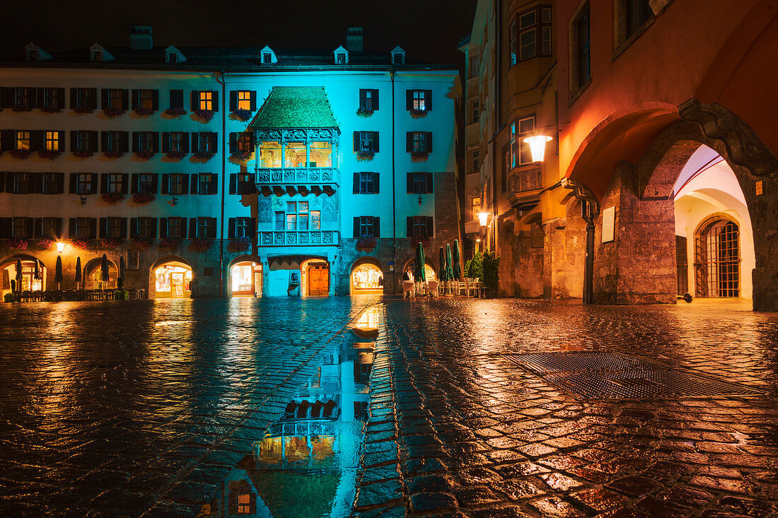 Das goldene Dach, blau beleuchtet, Innsbruck, Tirol, Österreich, Europa