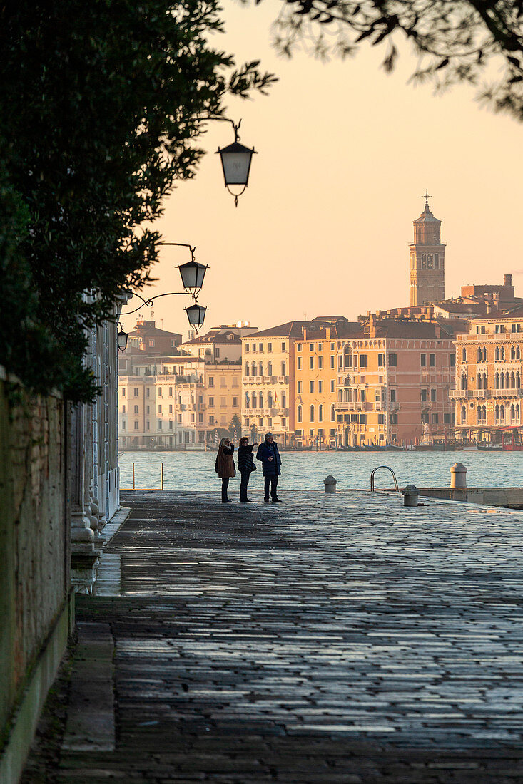 Menschen im Gespräch auf der Insel San Giorgio Maggiore, Venedig, Venetien, Italien, Europa