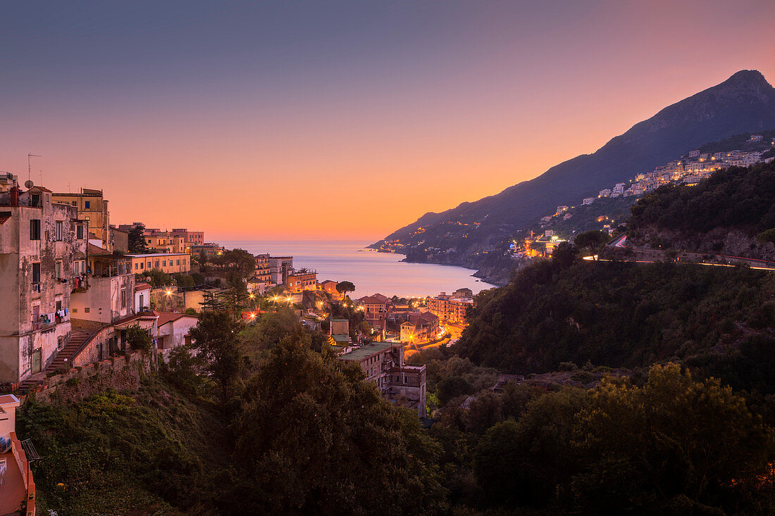 Die Amalfiküste in der Abenddämmerung von der Hauptterrasse von Vietri sul Mare, Salerno, Kampanien, Italien, Europa