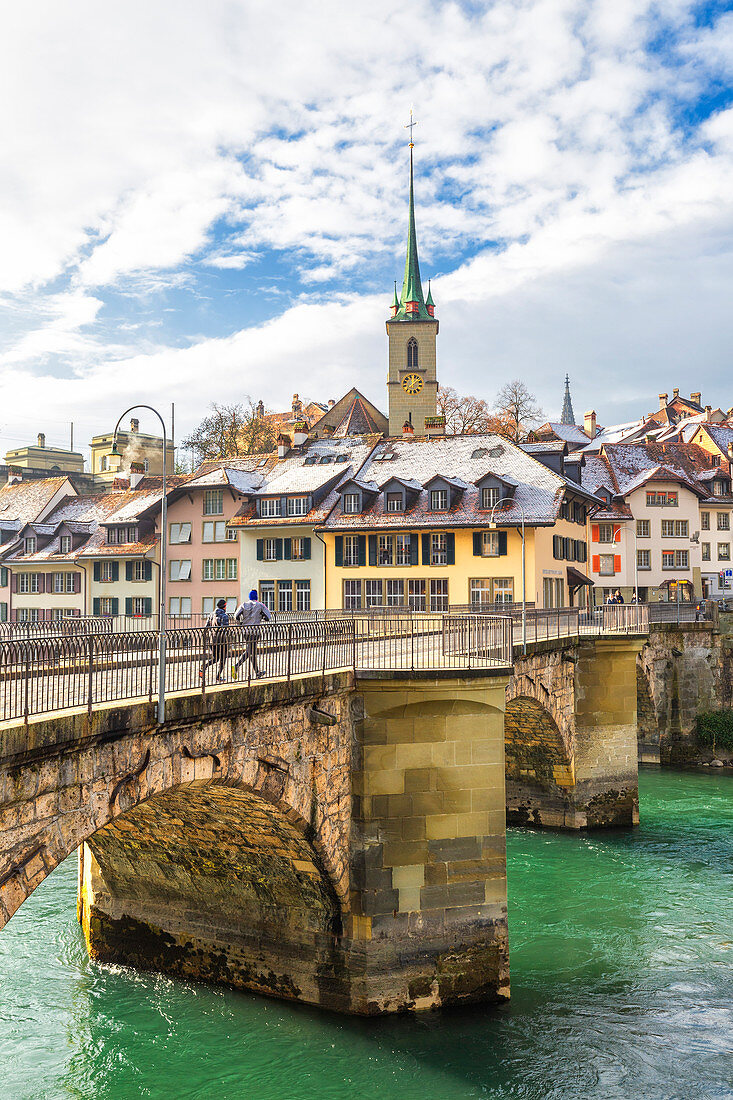 Zwei Läufer überqueren die Brücke über die Aare, Bern, Kanton Bern, Schweiz, Europa