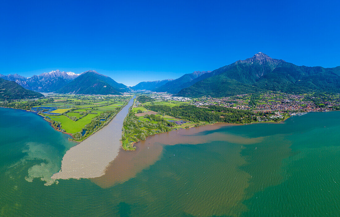 Der Fluss Adda mündet in den Comer See, Italien, Europa
