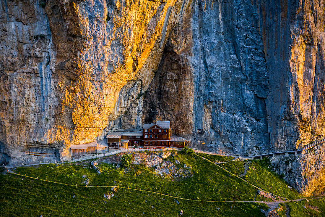 Luftaufnahme von dem Berggasthaus Aescher bei Sonnenaufgang, Kanton Appenzell, Alpstein, Schweiz, Europa