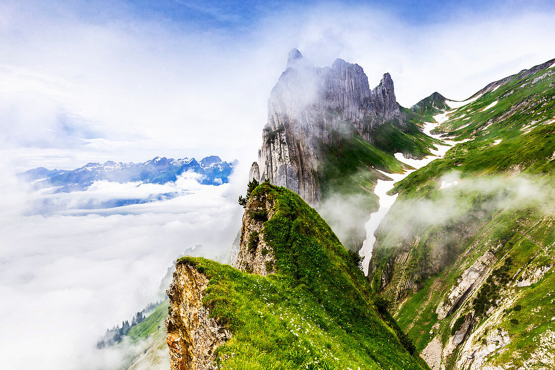 Der Chrüzberg unter Wolken, Kanton Appenzell, Alpstein, Schweiz, Europa