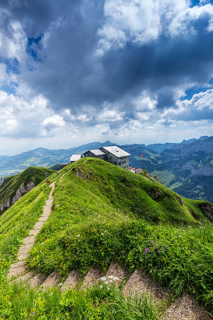 Weg in der Nähe vom Berggasthaus Schäfler, Kanton Appenzell, Alpstein, Schweiz, Europa