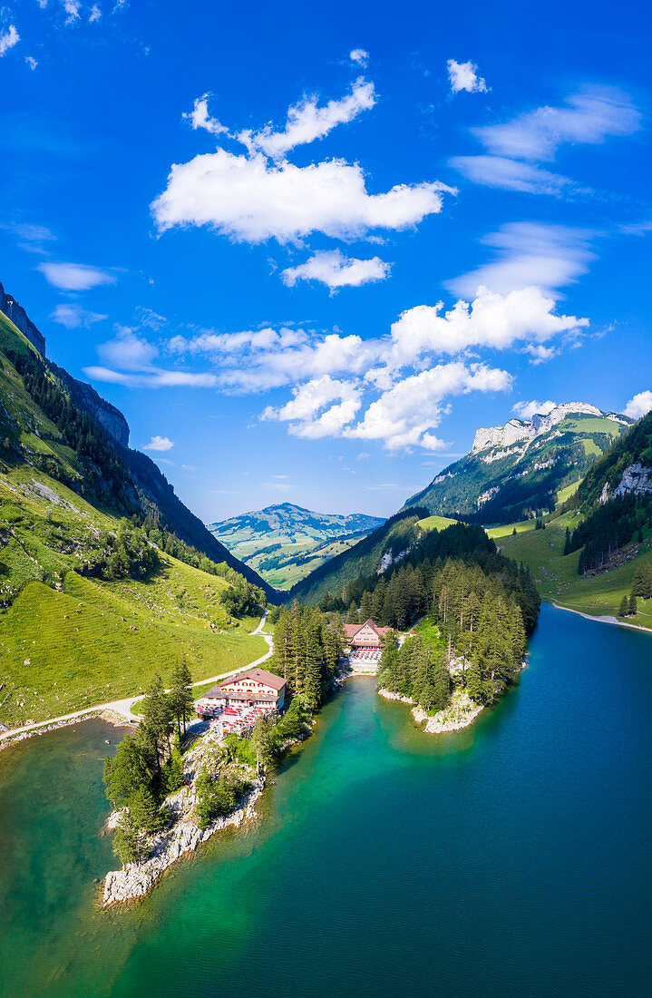 Luftaufnahme von Schutzhütten und Restaurants am Ufer des Seealpsees, Kanton Appenzell, Alpstein, Schweiz, Europa