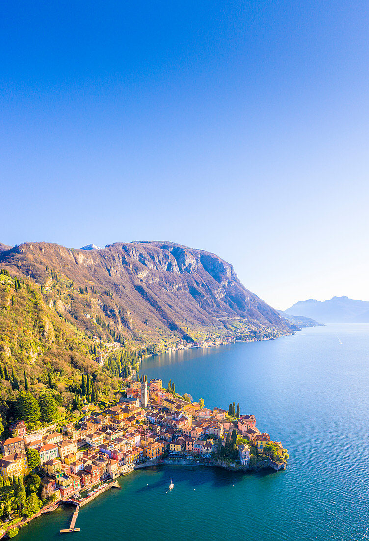 Luftaufnahme von Varenna, Comer See, Lombardei, Italien, Europa