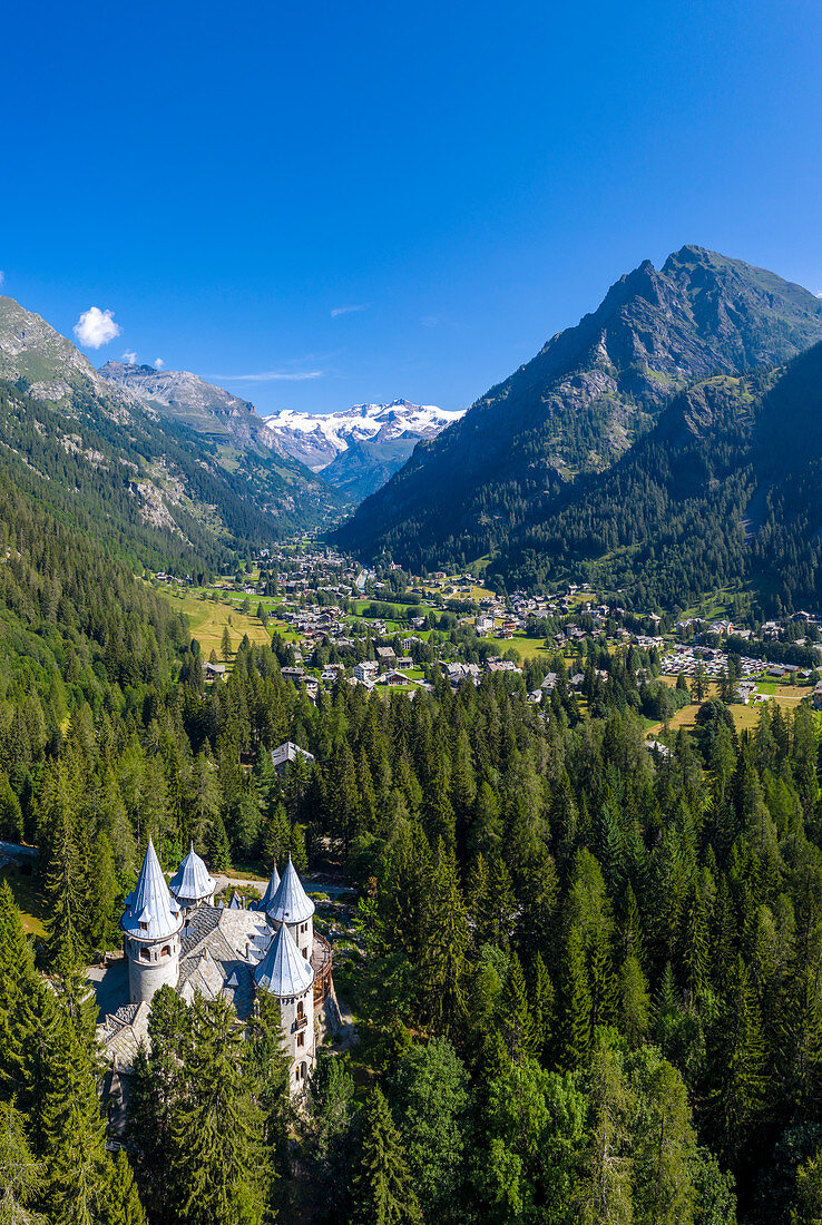Luftaufnahme von Castel Savoia mit Gressoney und Monte Rosa im Hintergrund, Aostatal, Italien, Europa