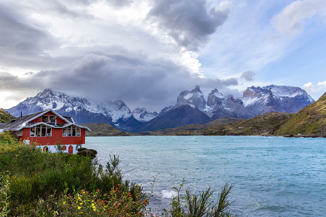 Chilenischer Teil von Patagonien, Magallanes und die chilenische Antarktis, Provinz Ultima Esperanza, Nationalpark Torres del Paine, Cerro Paine Grande und die Hörner von Paine mit Pehoé-See