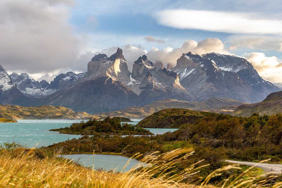 Chilenischer Teil von Patagonien, Magallanes und chilenische Antarktis, Provinz Ultima Esperanza, Nationalpark Torres del Paine, am frühen Morgen am Pehoé-See mit den Hörnern von Paine im Hintergrund