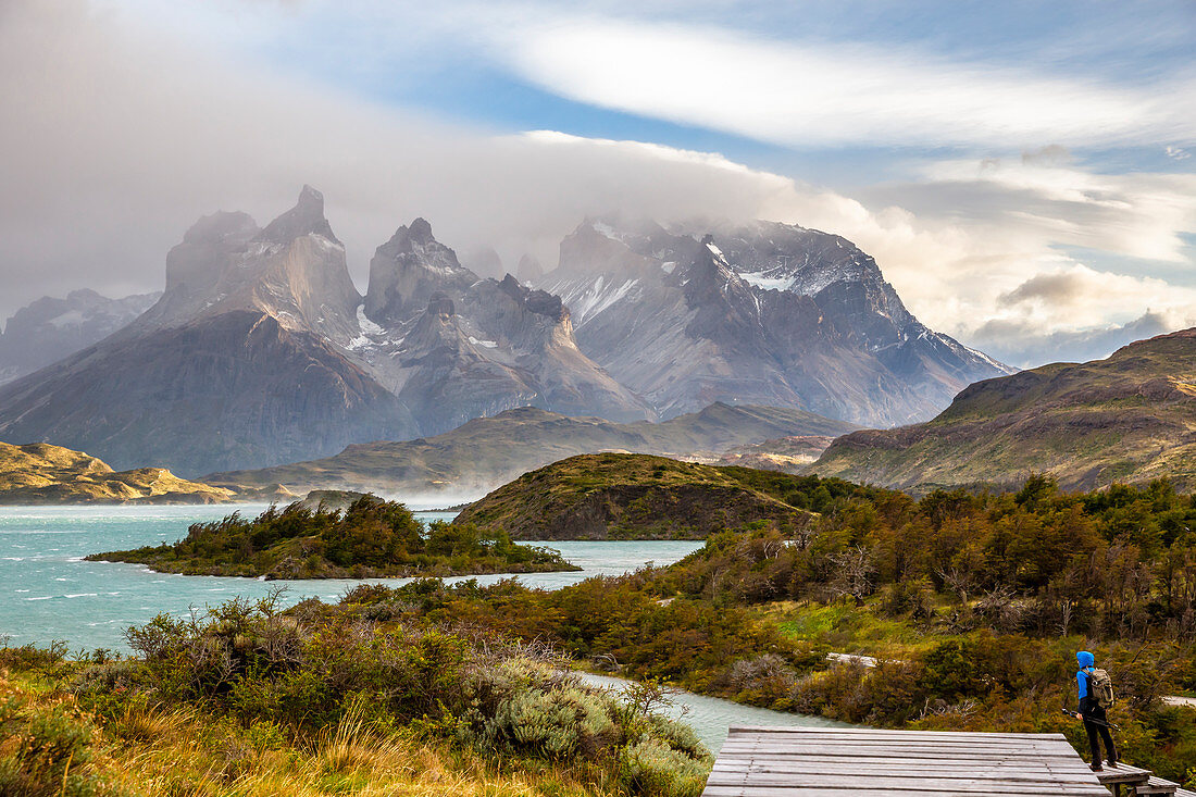 Chilenischer Teil von Patagonien, Magallanes und die chilenische Antarktis, Provinz Ultima Esperanza, Nationalpark Torres del Paine, ein Mann bewundert die Hörner von Paine