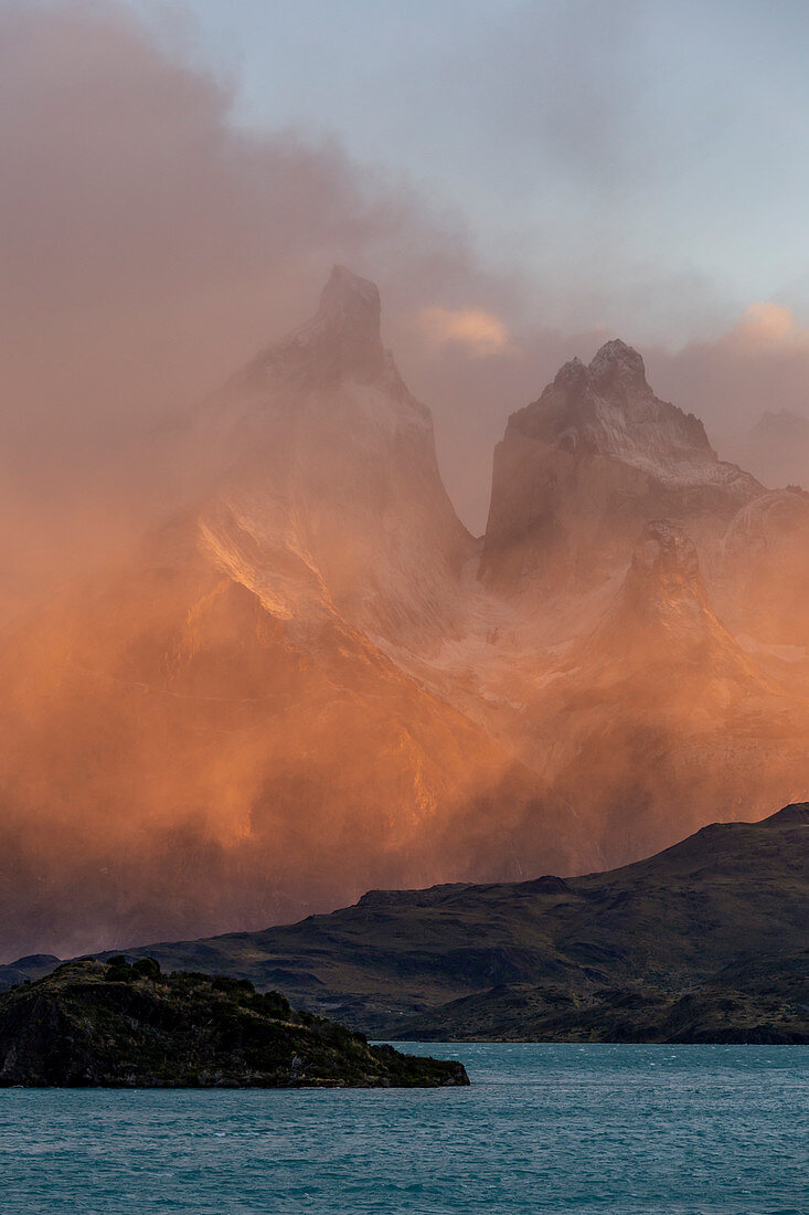 Chilenischer Teil von Patagonien, Magallanes und die chilenische Antarktis, Provinz Ultima Esperanza, Nationalpark Torres del Paine, Sonnenaufgang über den Hörnern von Paine und dem Pehoé-See
