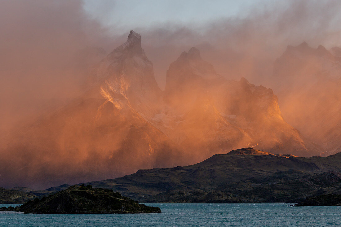 Chilenischer Teil von Patagonien, Magallanes und die chilenische Antarktis, Provinz Ultima Esperanza, Nationalpark Torres del Paine, Sonnenaufgang über den Hörnern von Paine und dem Pehoé-See
