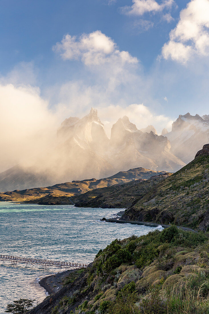 Chilenischer Teil von Patagonien, Magallanes und die chilenische Antarktis, Provinz Ultima Esperanza, Nationalpark Torres del Paine, Hörner von Paine und Pehoé-See an einem windigen Morgen