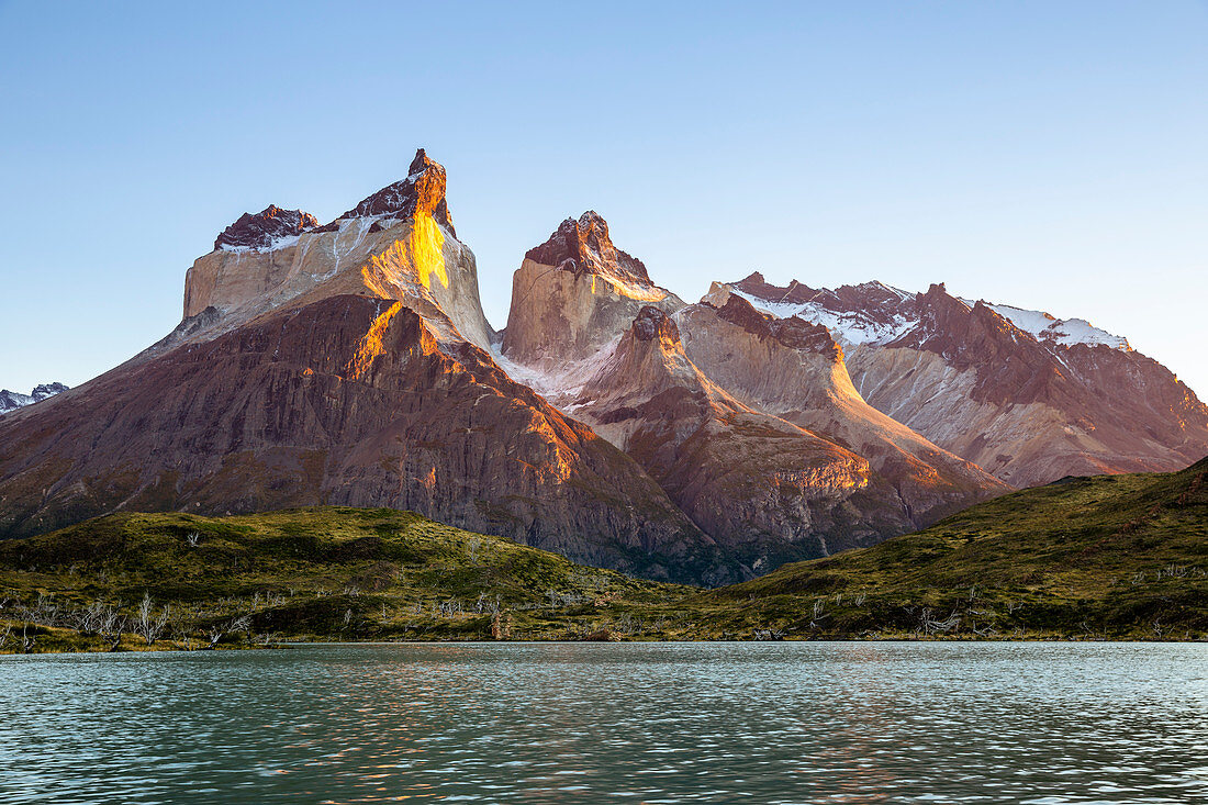 Chilenischer Teil von Patagonien, Magallanes und die chilenische Region der Antarktis, Provinz Ultima Esperanza, Nationalpark Torres del Paine, Sonnenaufgang an den Hörnern von Paine und der Nordenskjöld-See