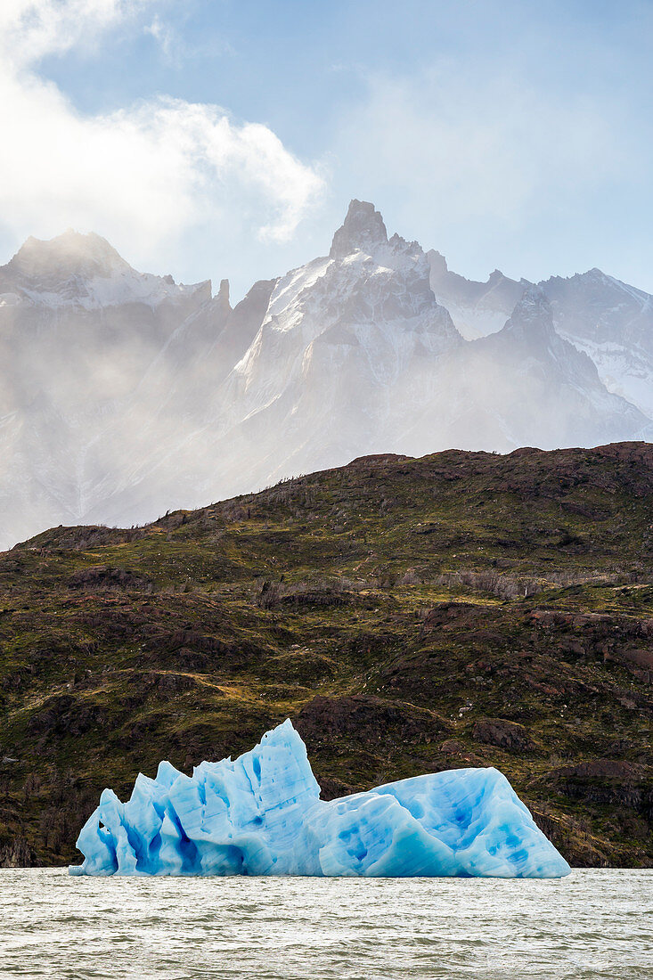 Chilenischer Teil von Patagonien, Magallanes und die chilenische Region der Antarktis, Provinz Ultima Esperanza, Nationalpark Torres del Paine, Eisberg schwimmt auf dem Grauen See
