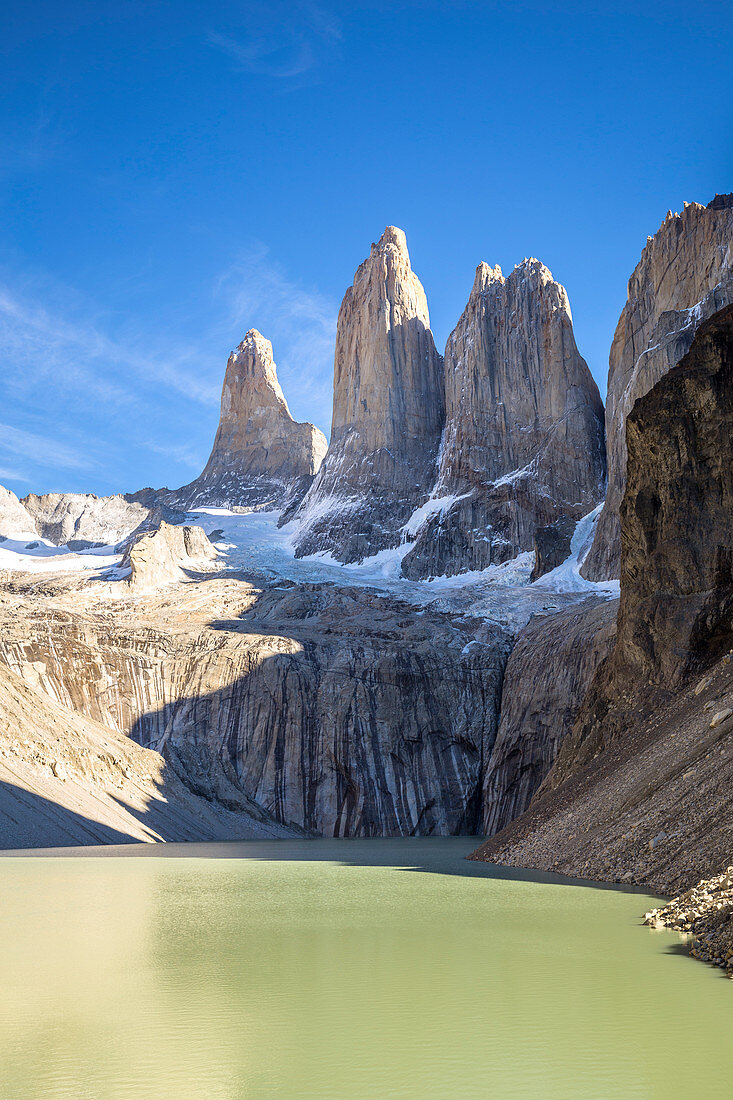 Chilenischer Teil von Patagonien, Magallanes und die chilenische Antarktis, Provinz Ultima Esperanza, Nationalpark Torres del Paine, die Granittürme von Torres del Paine und der Gletschersee