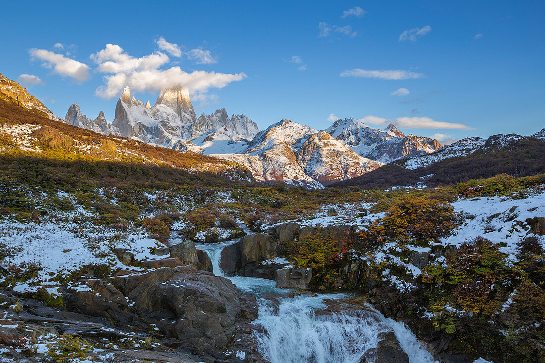 Argentinischer Teil von Patagonien, Provinz Santa Cruz, Nationalpark Los Glaciares, Wasserfall auf Arroyo del Salto und Cerro Fitz Roy