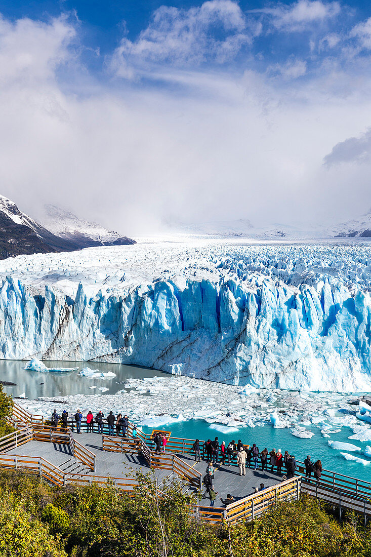 Argentina,Patagonia,Santa Cruz province,Los Glaciares National Park,people admiring Perito Moreno Glacier