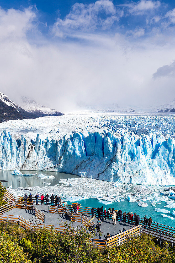 Argentinischer Teil von Patagonien, Provinz Santa Cruz, Nationalpark Los Glaciares, Menschen bewundern den Perito-Moreno-Gletscher