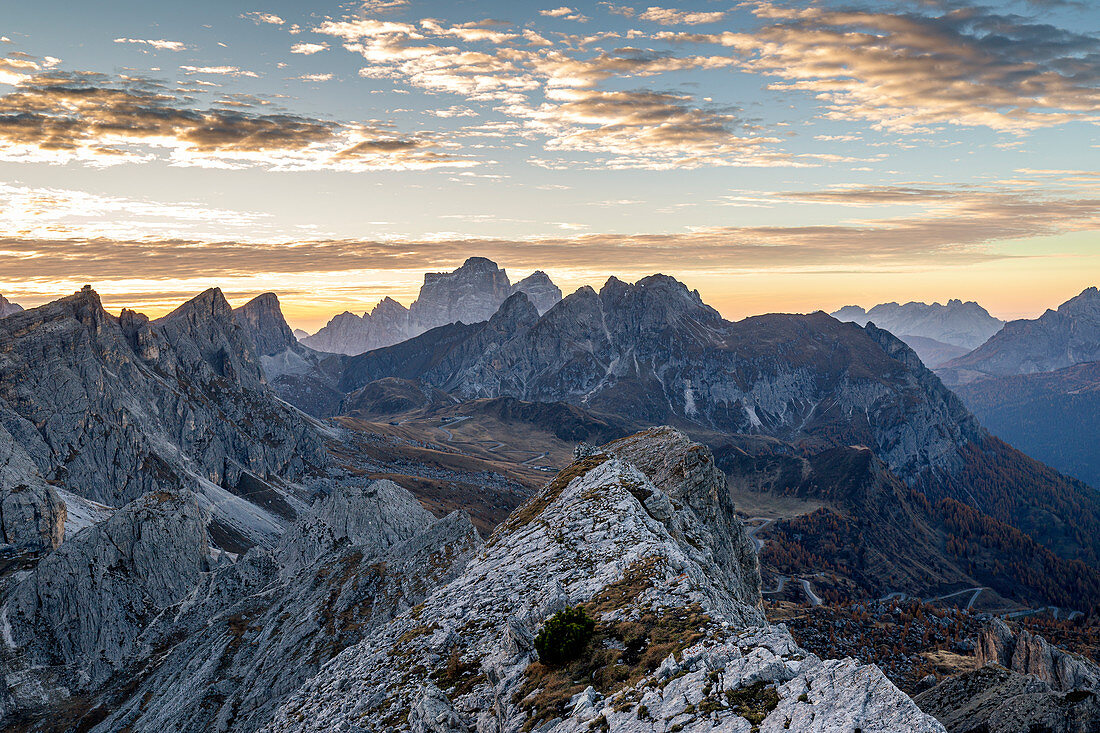 Italien, Venetien, Provinz Belluno, Cortina d'Ampezzo, Sonnenaufgang vom Berg Croda Negra in Richtung Passo di Giau und Berg Pelmo