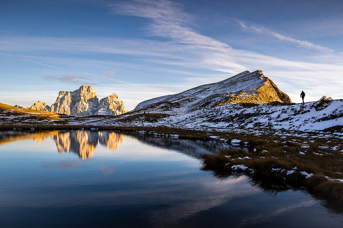 Italien, Venetien, Provinz Belluno, Selva di Cadore, Wanderer kamen am Lago delle Baste an, um den Monte Pelmo zu bewundern