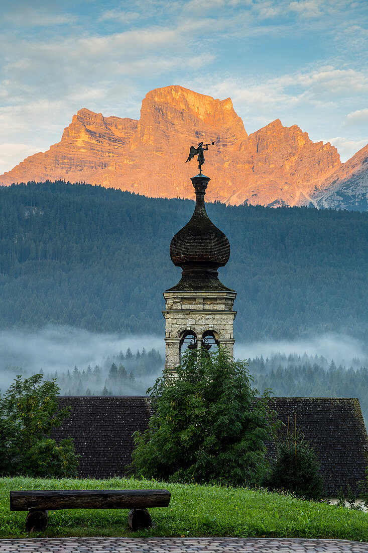 Italien, Venetien, Provinz Belluno, Valle de Boite, der Glockenturm der Kirche von San Rocco in Borca di Cadore, mit Pelmo im Hintergrund