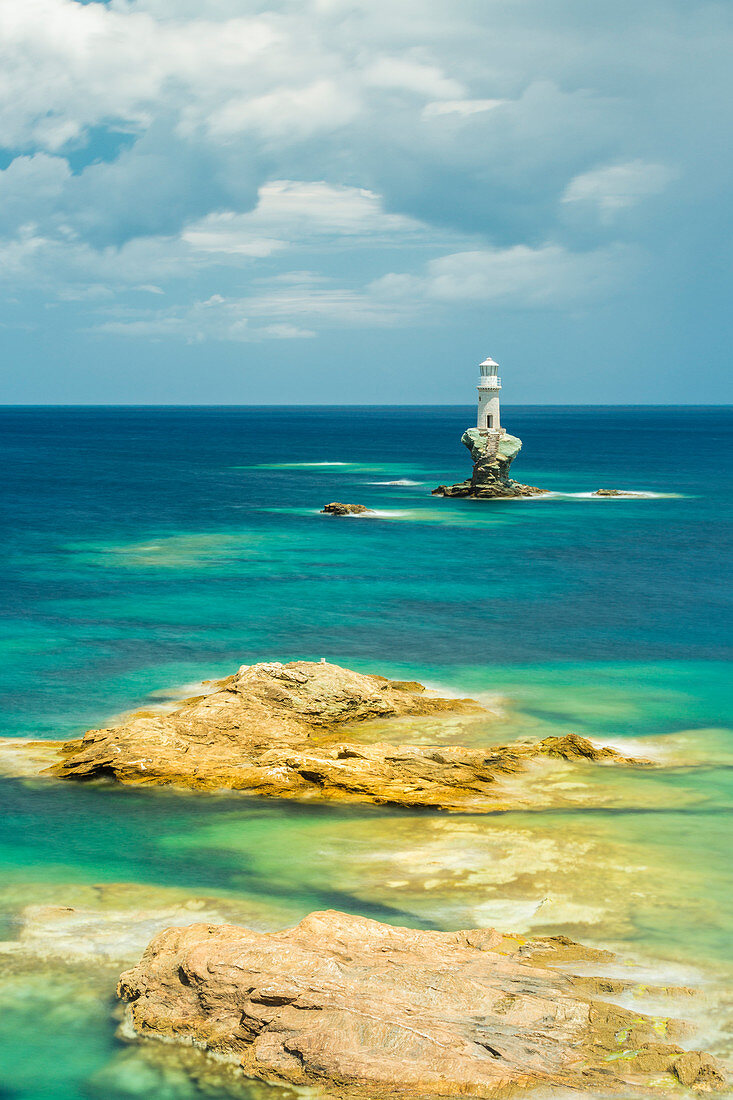 Tourlitis-Leuchtturm, der erste automatische Offshore-Leuchtturm in Griechenland, Andros, Kykladen, Griechenland, Europa