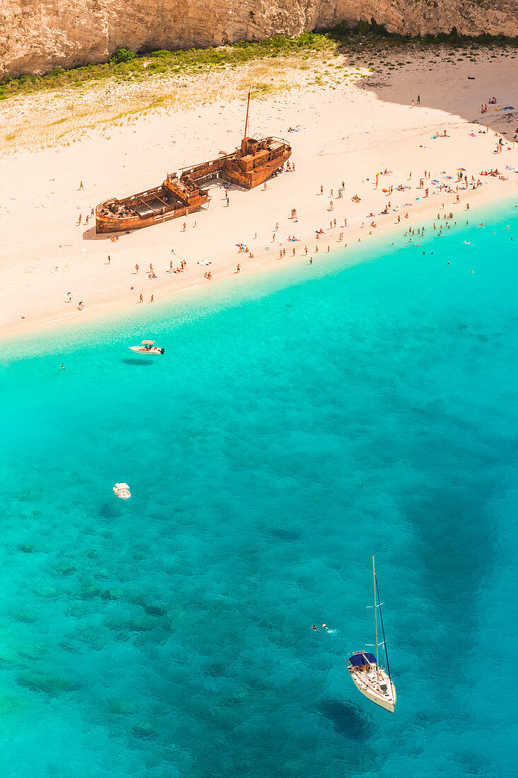 Touristen am Navagio Beach, auch Shipwreck Beach, Zakynthos, Ionische Inseln, Griechenland, Europa