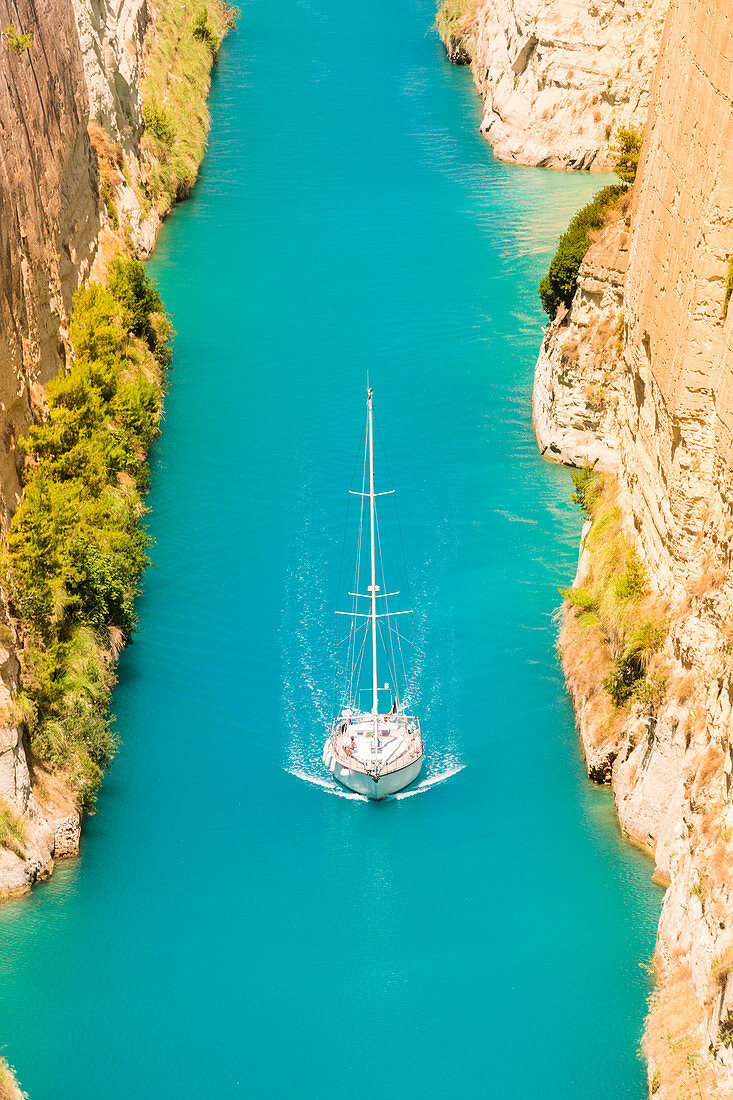 Nahaufnahme eines Segelbootes auf dem engen Kanal von Korinth, Region Korinthen, Peloponnes, Griechenland, Europa