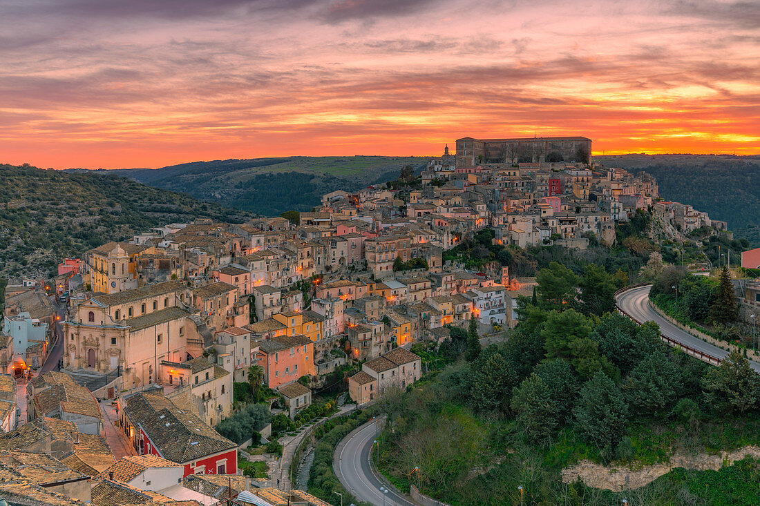 Die bezaubernde Hügelstadt Ragusa Ibla im Morgengrauen, Ragusa, Sizilien, Italien