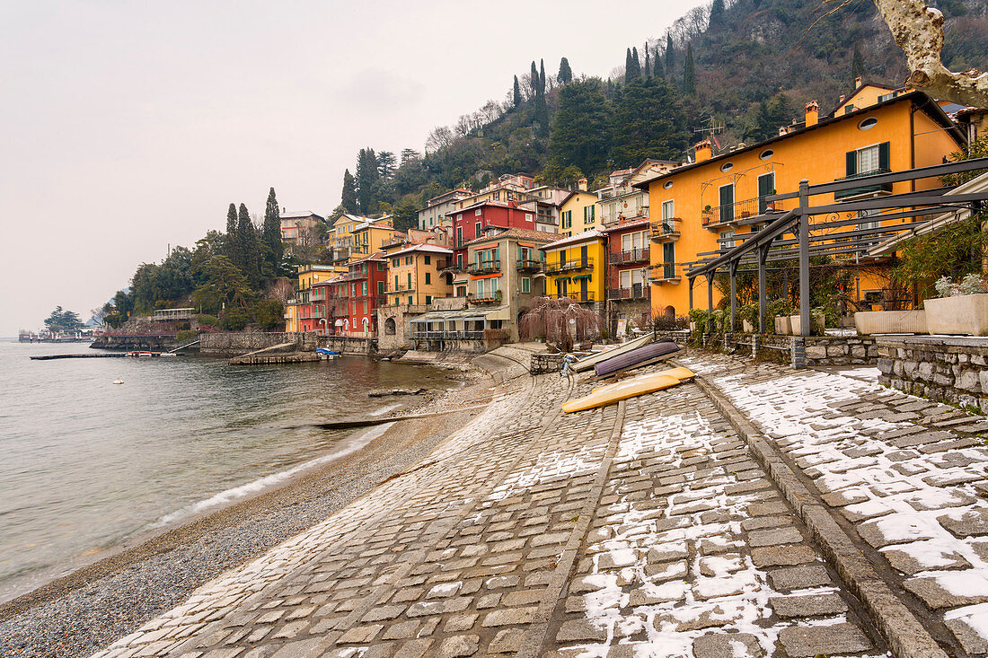 Das verschneite Dorf Varenna am Comer See, Provinz Lecco, Lombardei, Italien