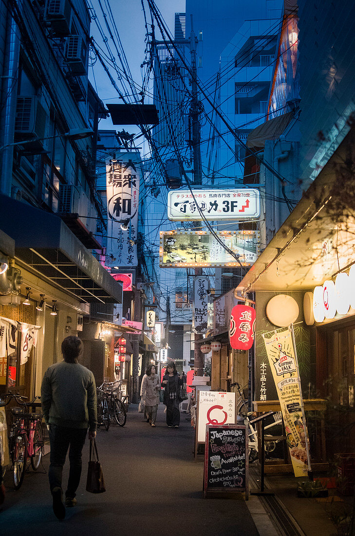 Schmale Straße im Stadtzentrum von Osaka, Osaka, Japan