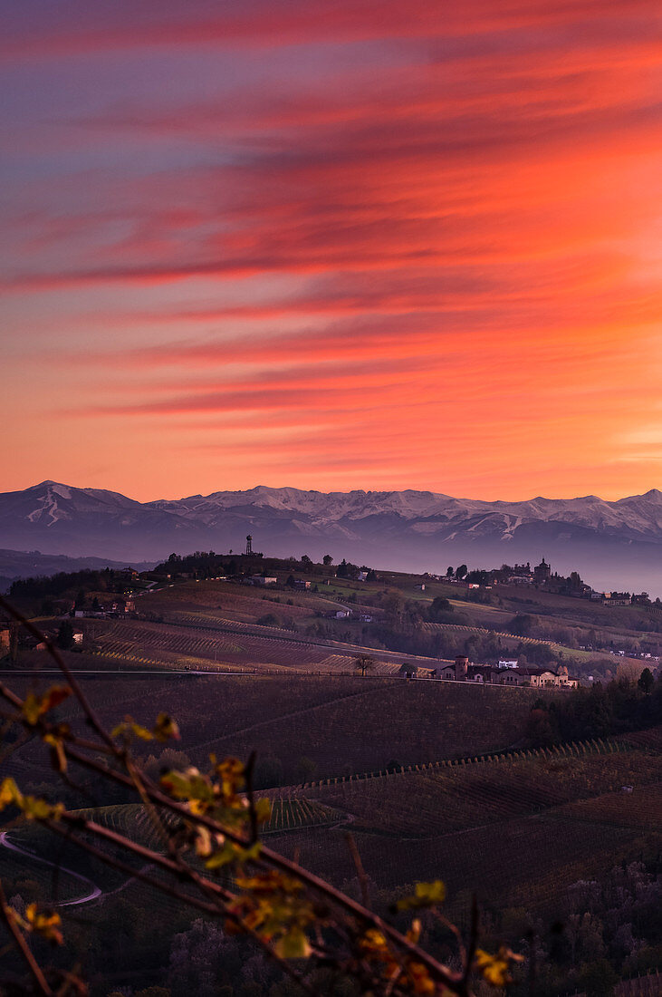 Roter Sonnenuntergang über dem Dorf Novello von La Morra, Piemont, Italien