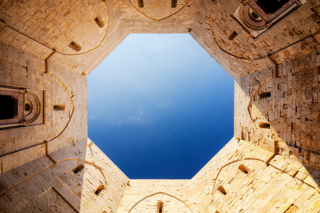Ausschnitt des Himmels vom Innenhof der Festung Castel del Monte in Andria, Region Apulien, Italien