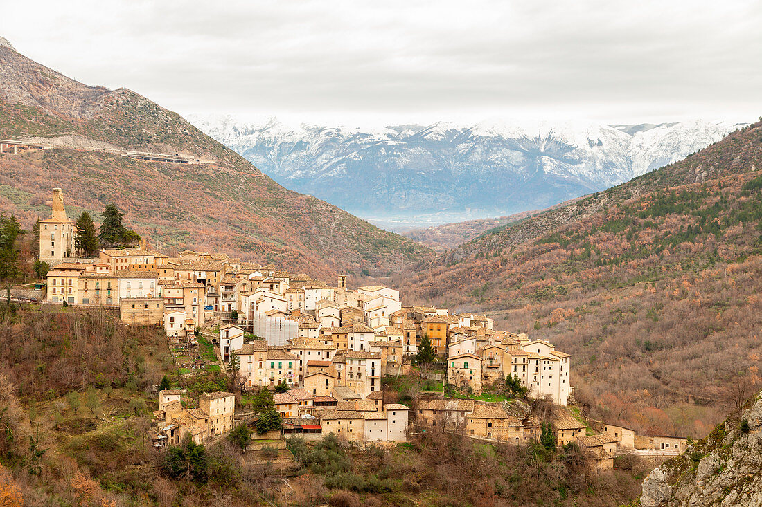 Die Gemeinde Anversa degli Abruzzi, im Hintergrund das Bergmassiv Majella, Europa, Italien, Abruzzen, Provinz L'Aquila