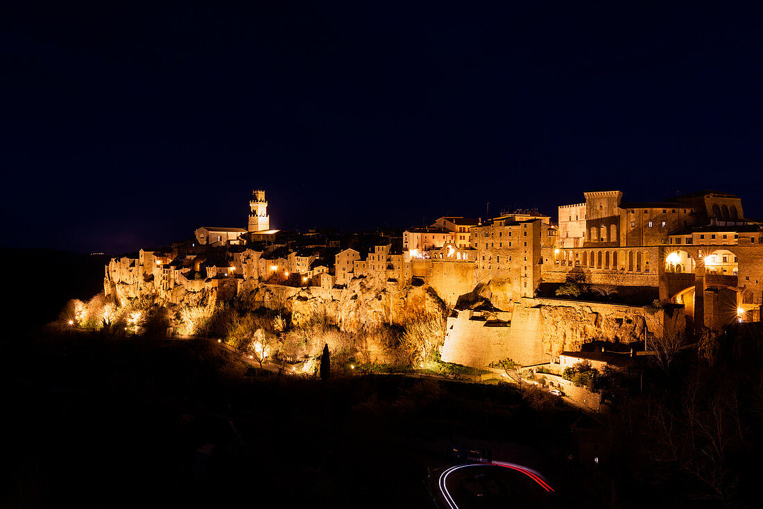 Nacht in der Altstadt von Pitigliano, Europa, Italien, Toskana, Provinz Grosseto