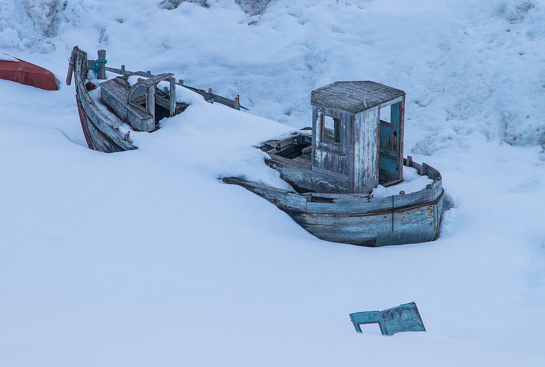Ein Bootswrack in der Stadt Maniitsoq. Grönland, Westküste, Arktisches Meer