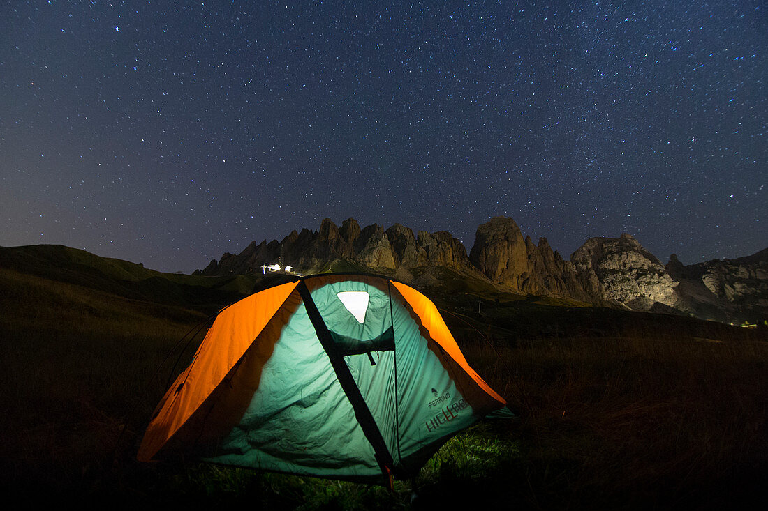 Ein Zelt in der Nacht in Gardena, Dolomiten, Trentino-Südtirol, Italien