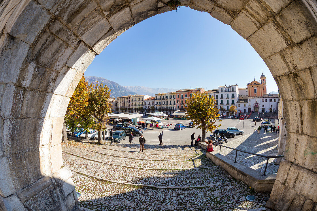 Platz in der Altstadt von Sulmona, Abruzzen, Italien, Europa