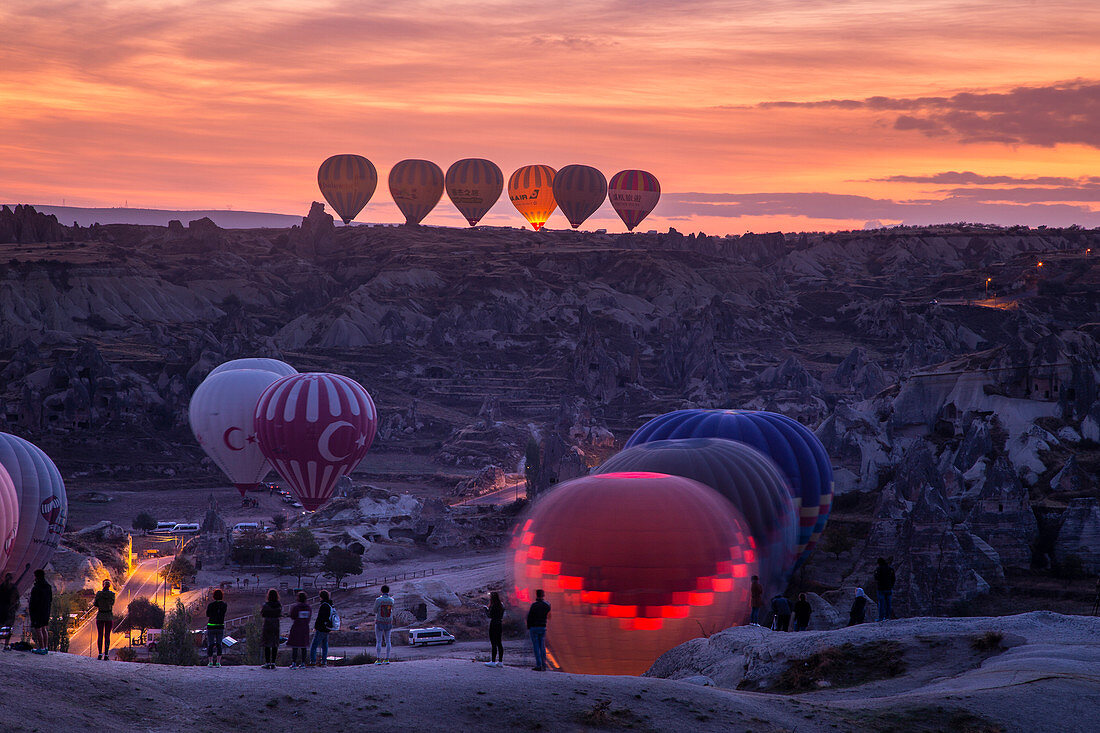 Heißluftballons warten auf den Flug in der Abenddämmerung, Göreme, Kappadokien, Kaisery Bezirk, Anatolien, Türkei