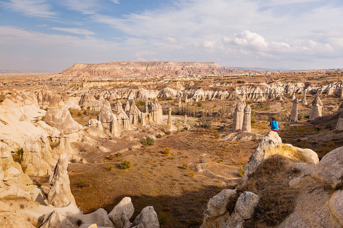 Tourist bewundert die Landschaft des Love Valley, Göreme, Bezirk Kayseri, Capadocia, Türkei