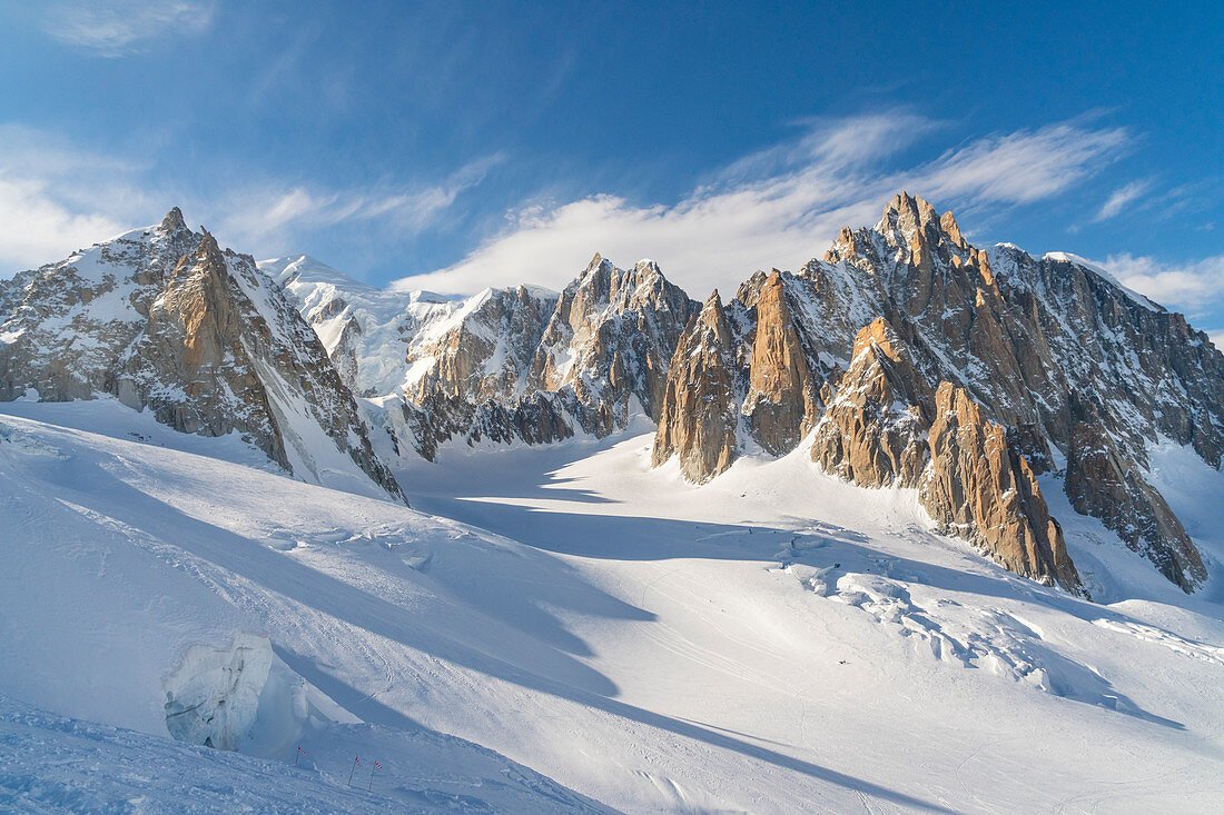 Das Massiv des Mount Blanc du Tacul und des Mount Maudit vom Gletscher aus, Courmayeur, Mont-Blanc-Gruppe, Aostatal, Alpen, Italien, Europa